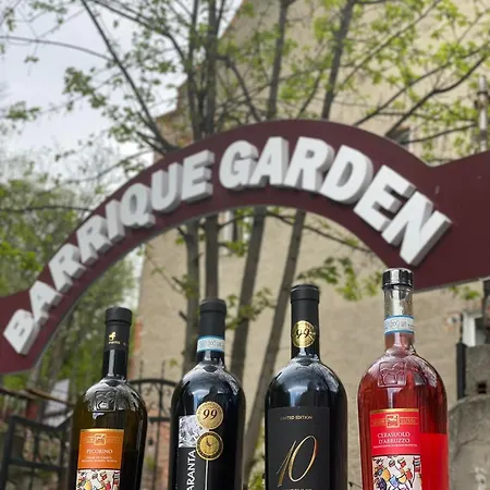 Barrique Garden - Breakfast & Restaurant - Old Town -officially Classified Гостьовий будинок