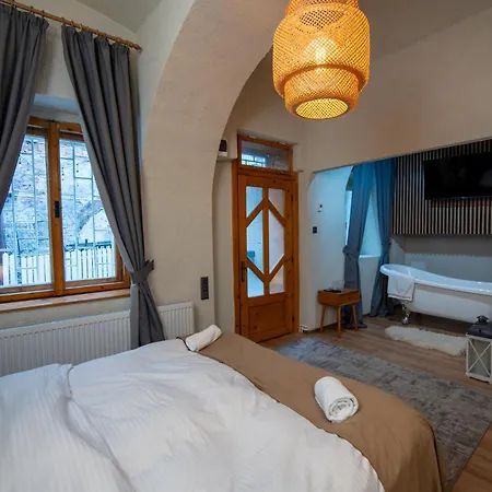 Barrique Garden - Breakfast & Restaurant - Old Town -officially Classified Брашов