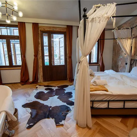 Гостьовий будинок Barrique Garden - Breakfast & Restaurant - Old Town -officially Classified Брашов